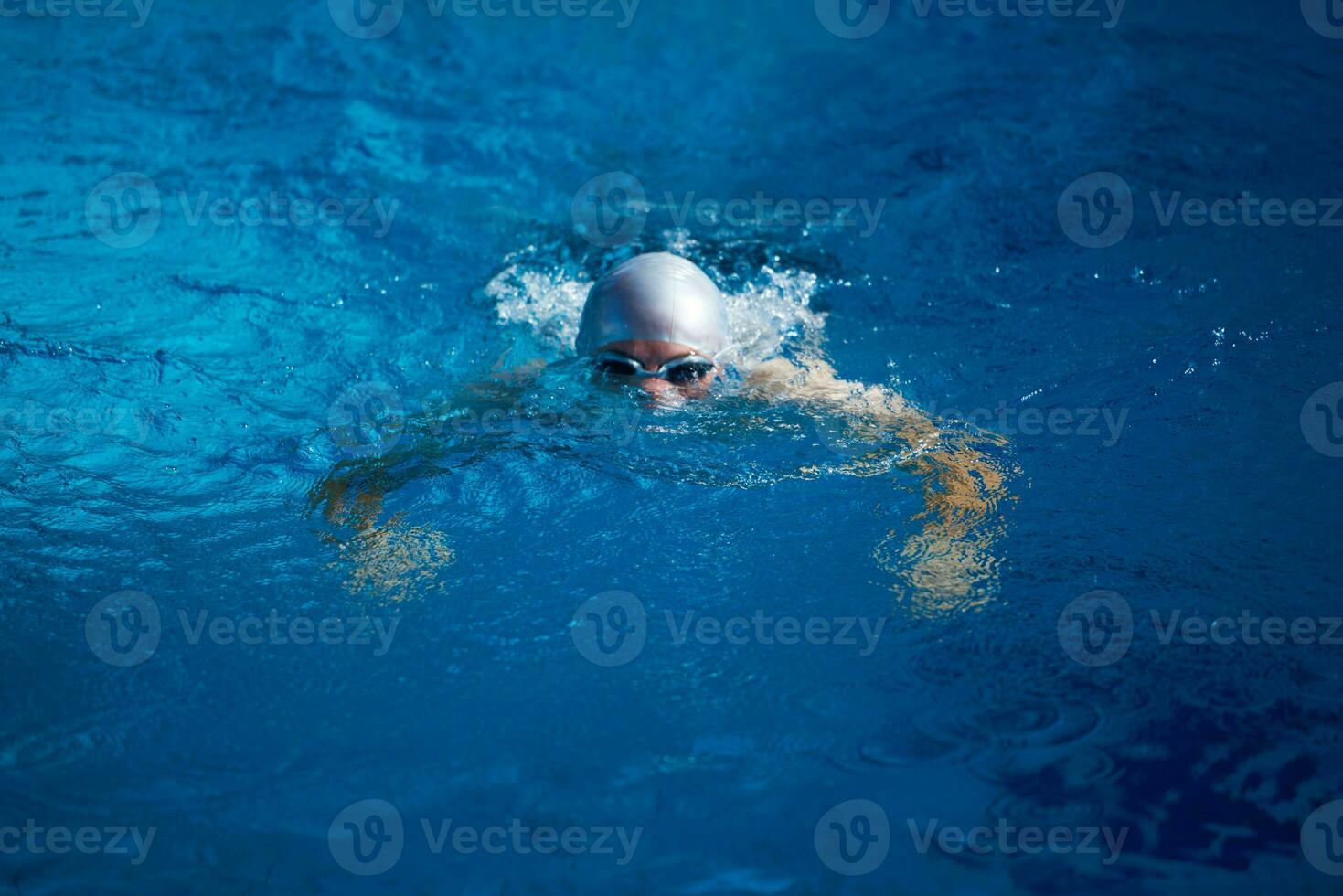 ejercicio de nadador en piscina cubierta foto