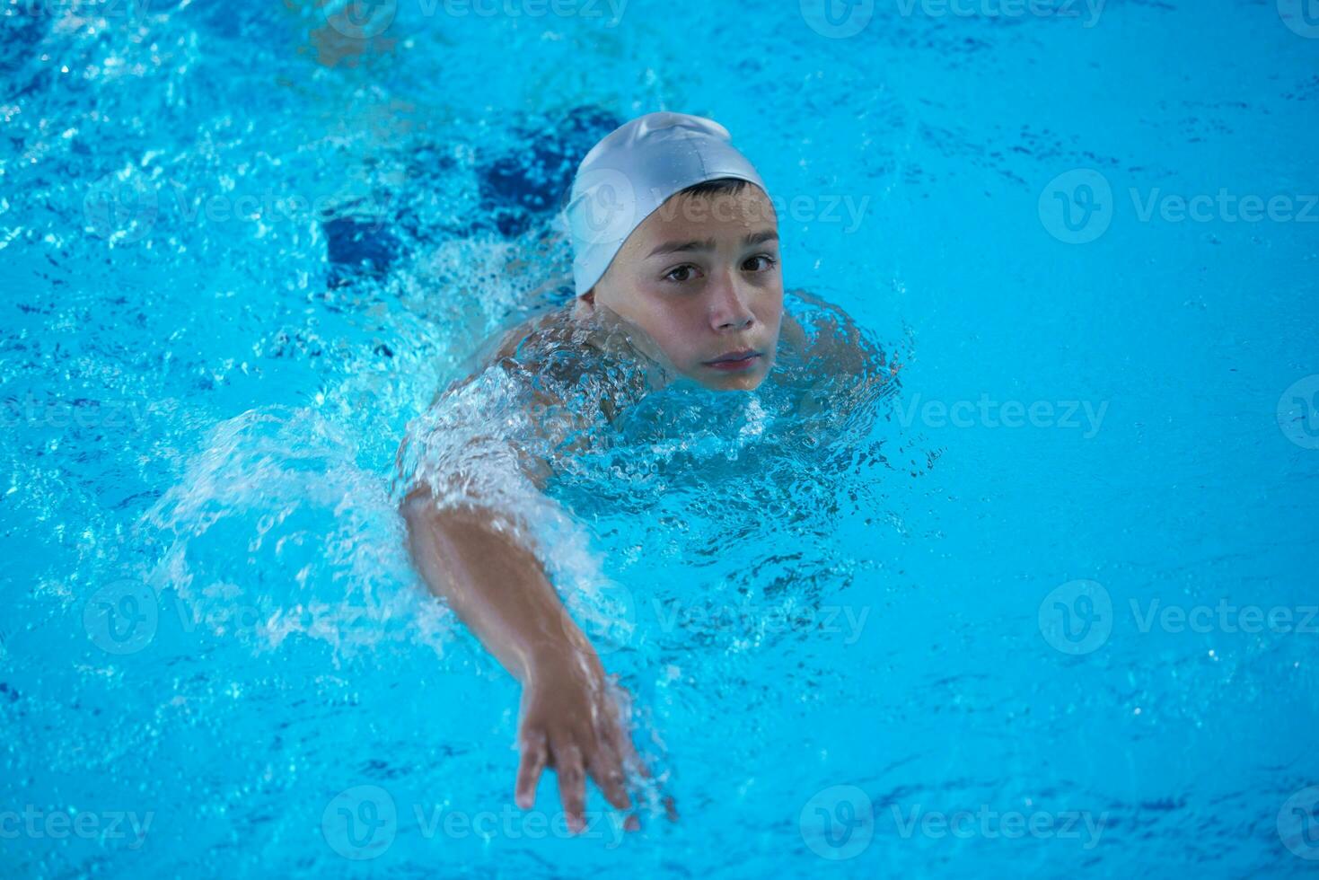niño nadando caca foto