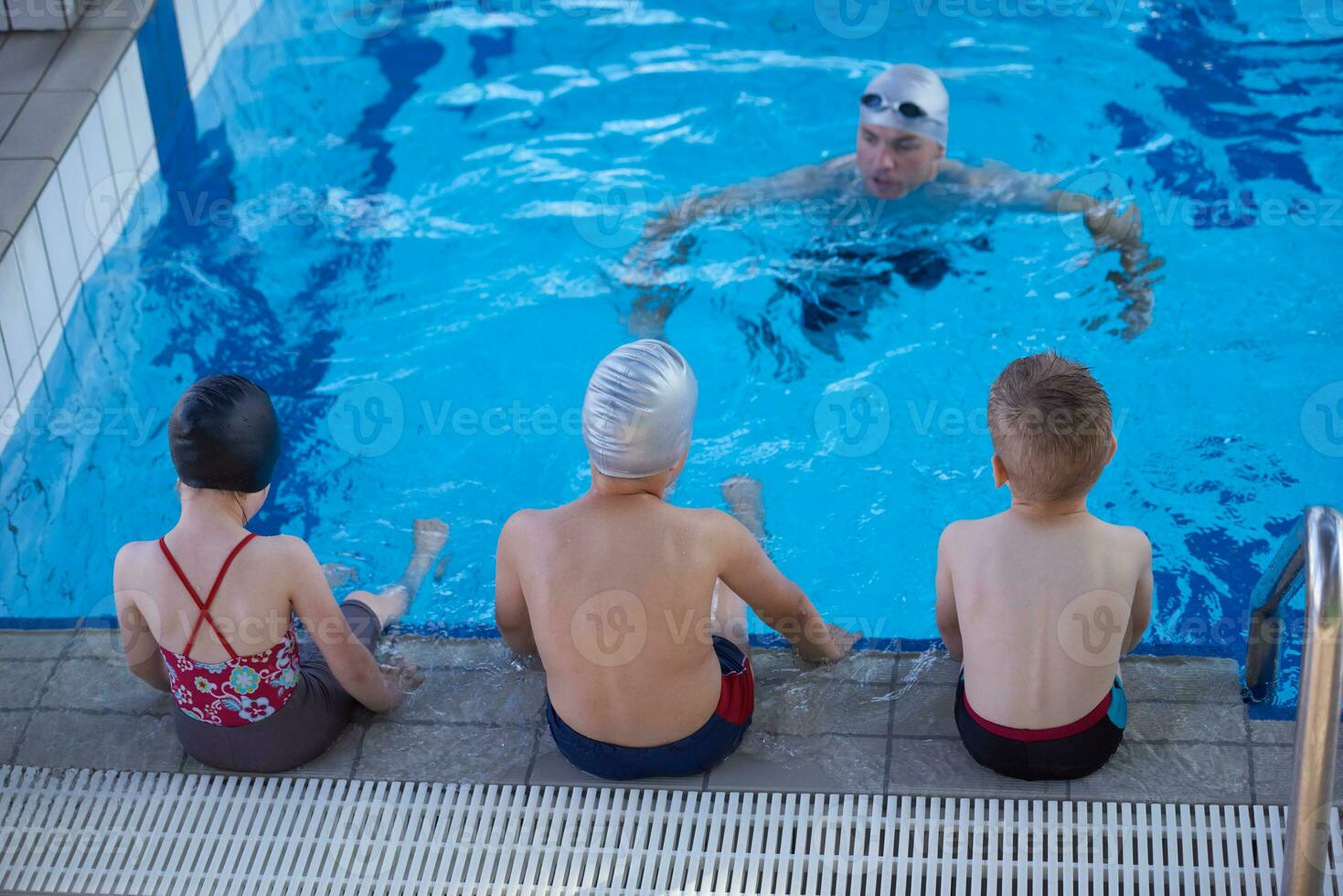 grupo de niños en la clase de la escuela de piscina foto