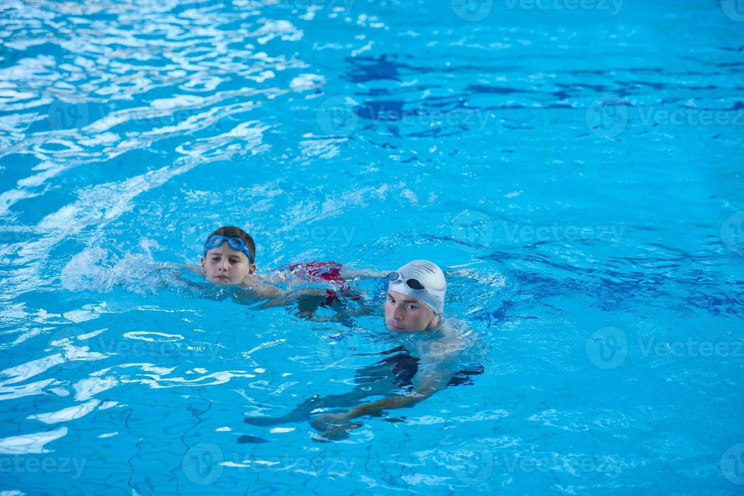 retrato de niño en la piscina foto