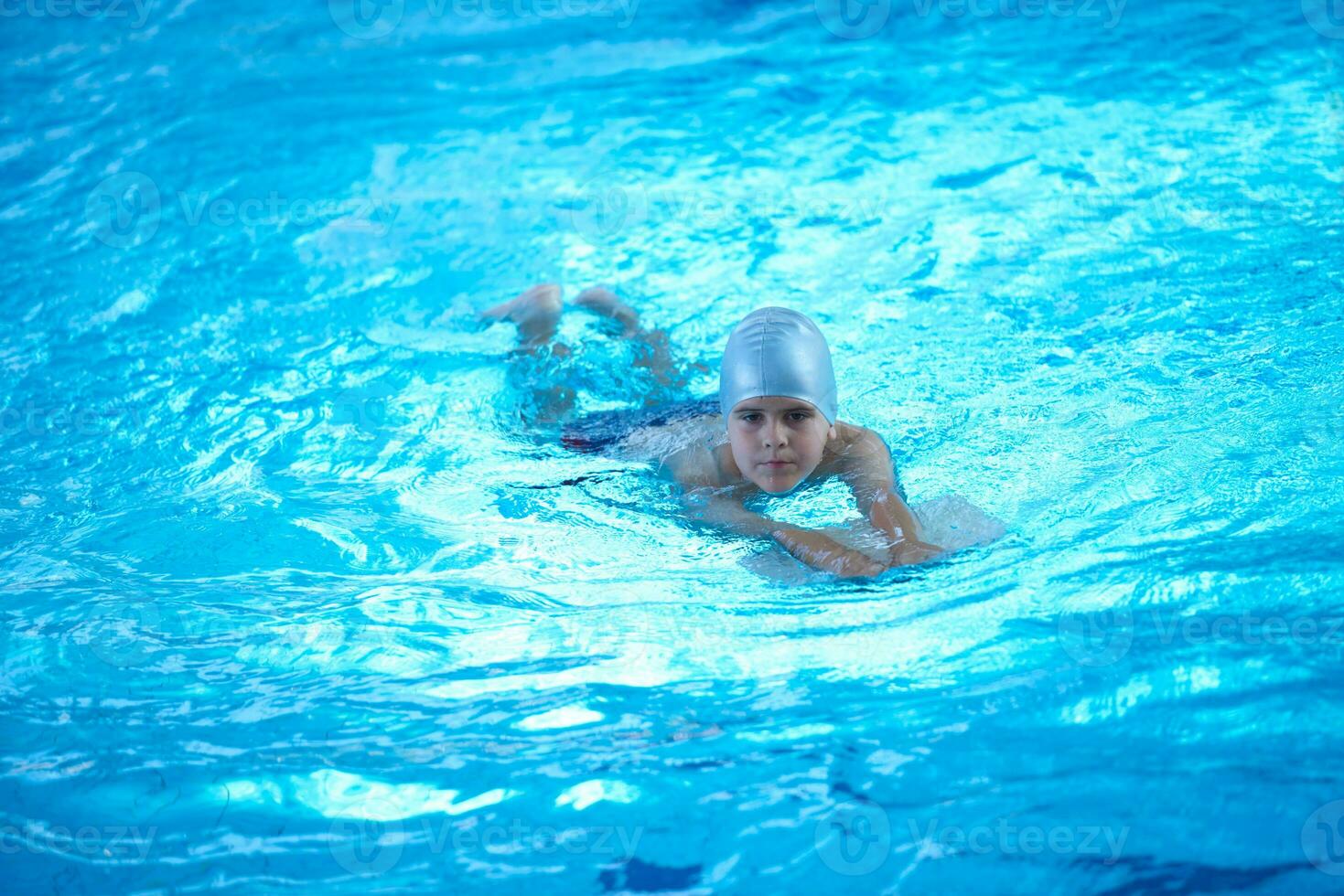 niño nadando caca foto