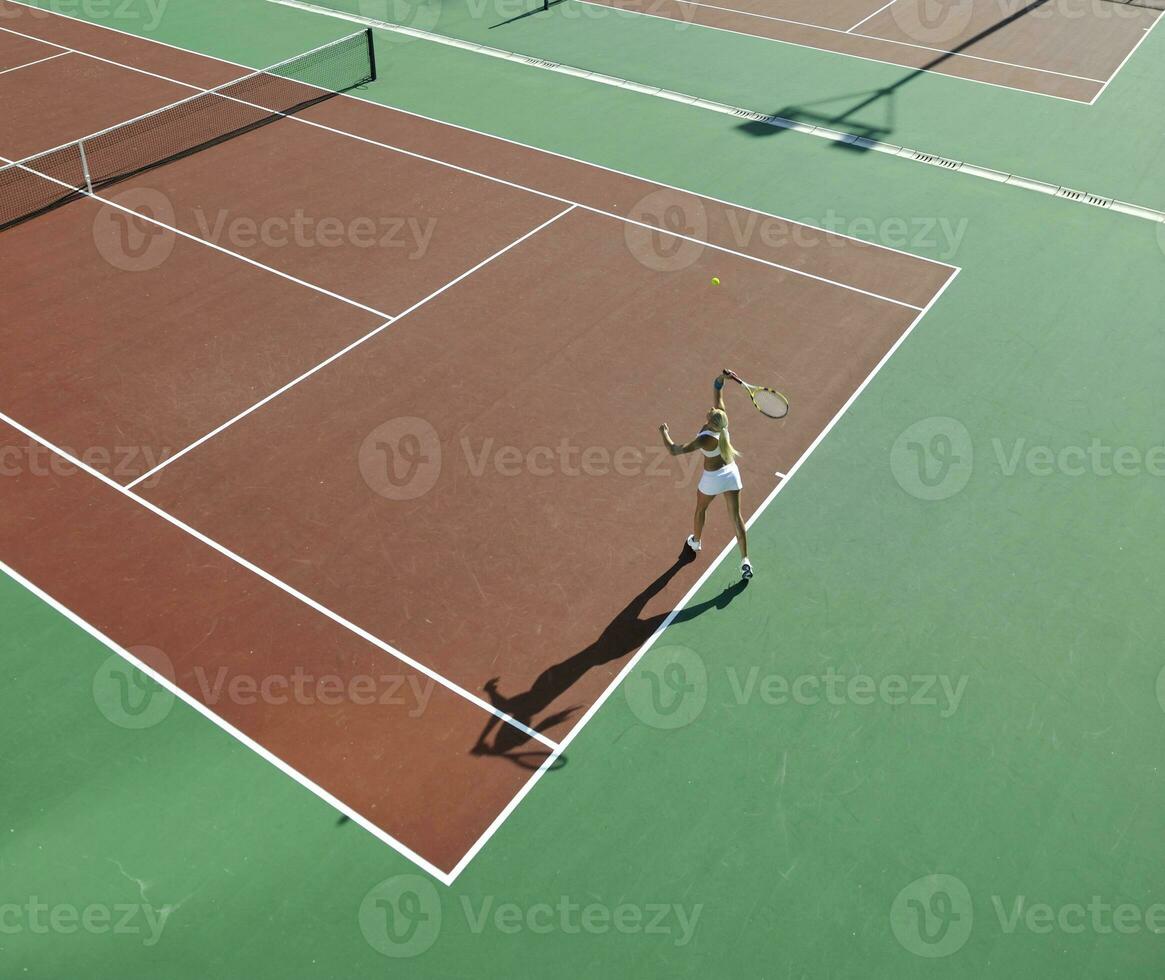 mujer joven jugar al tenis al aire libre foto