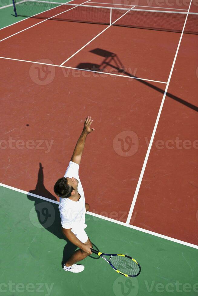 joven jugar al tenis al aire libre foto