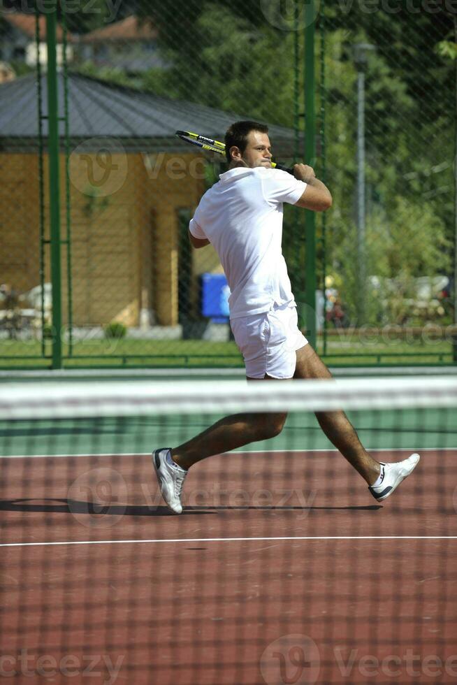 joven jugar al tenis foto