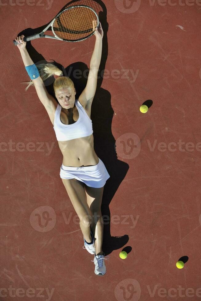 mujer joven jugar al tenis foto