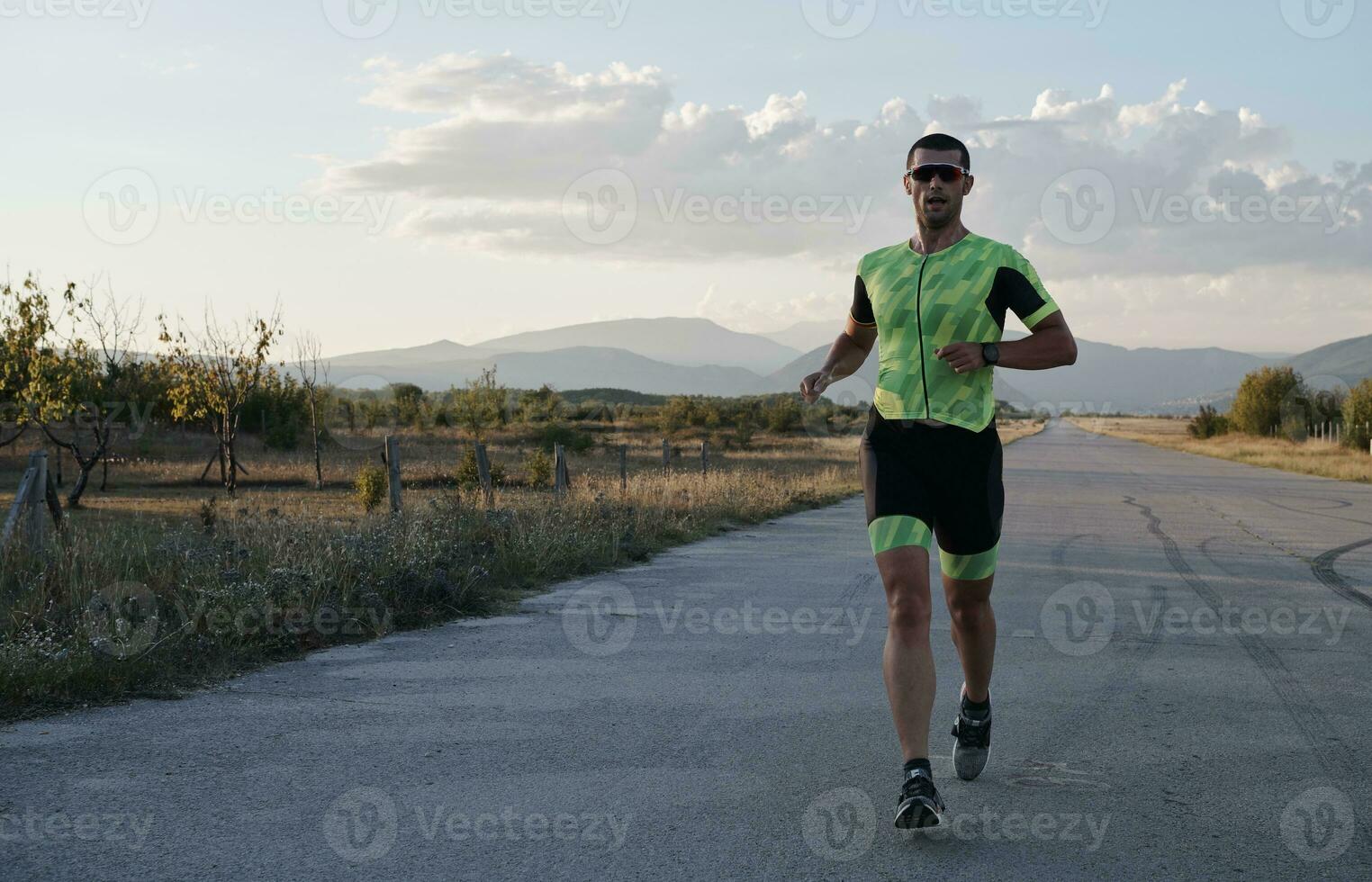 atleta de triatlón corriendo en el entrenamiento matutino foto