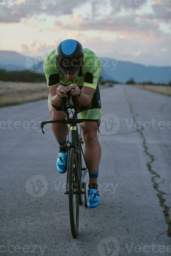 atleta de triatlon andando en bicicleta foto