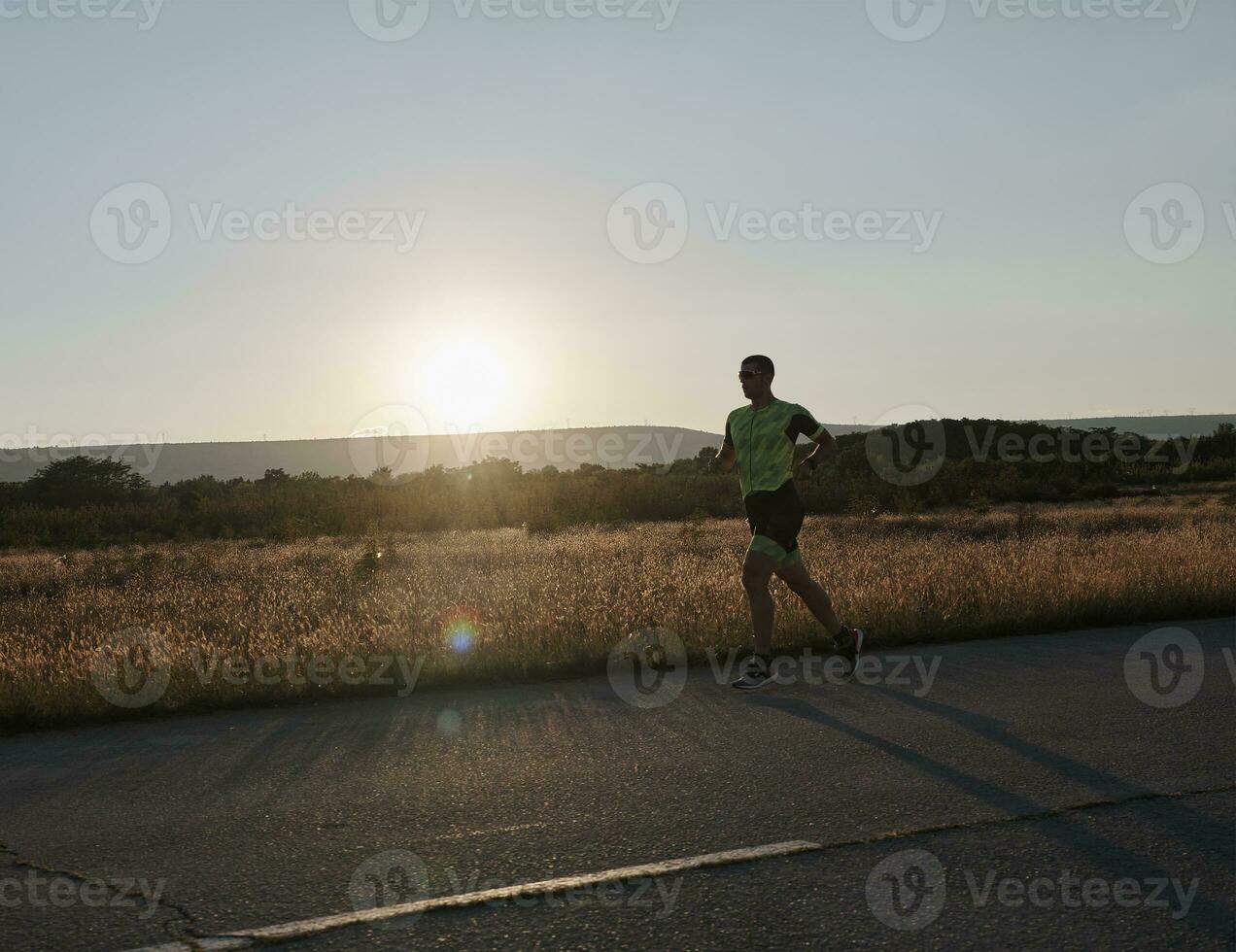 atleta de triatlón corriendo en el entrenamiento matutino foto