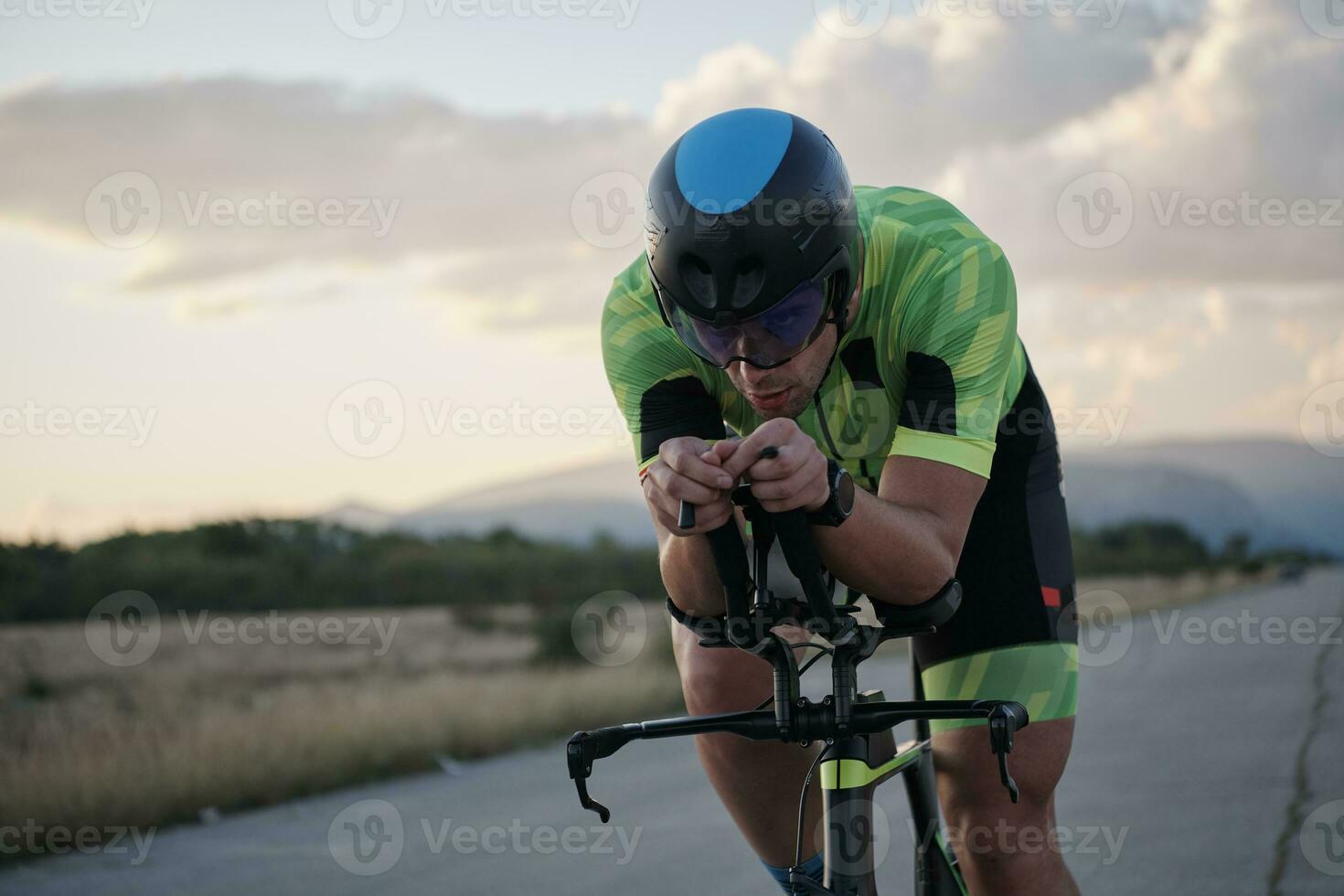 atleta de triatlon andando en bicicleta foto