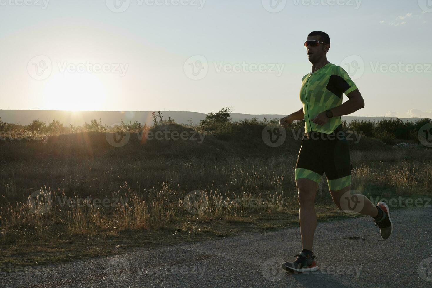 atleta de triatlón corriendo en el entrenamiento matutino foto