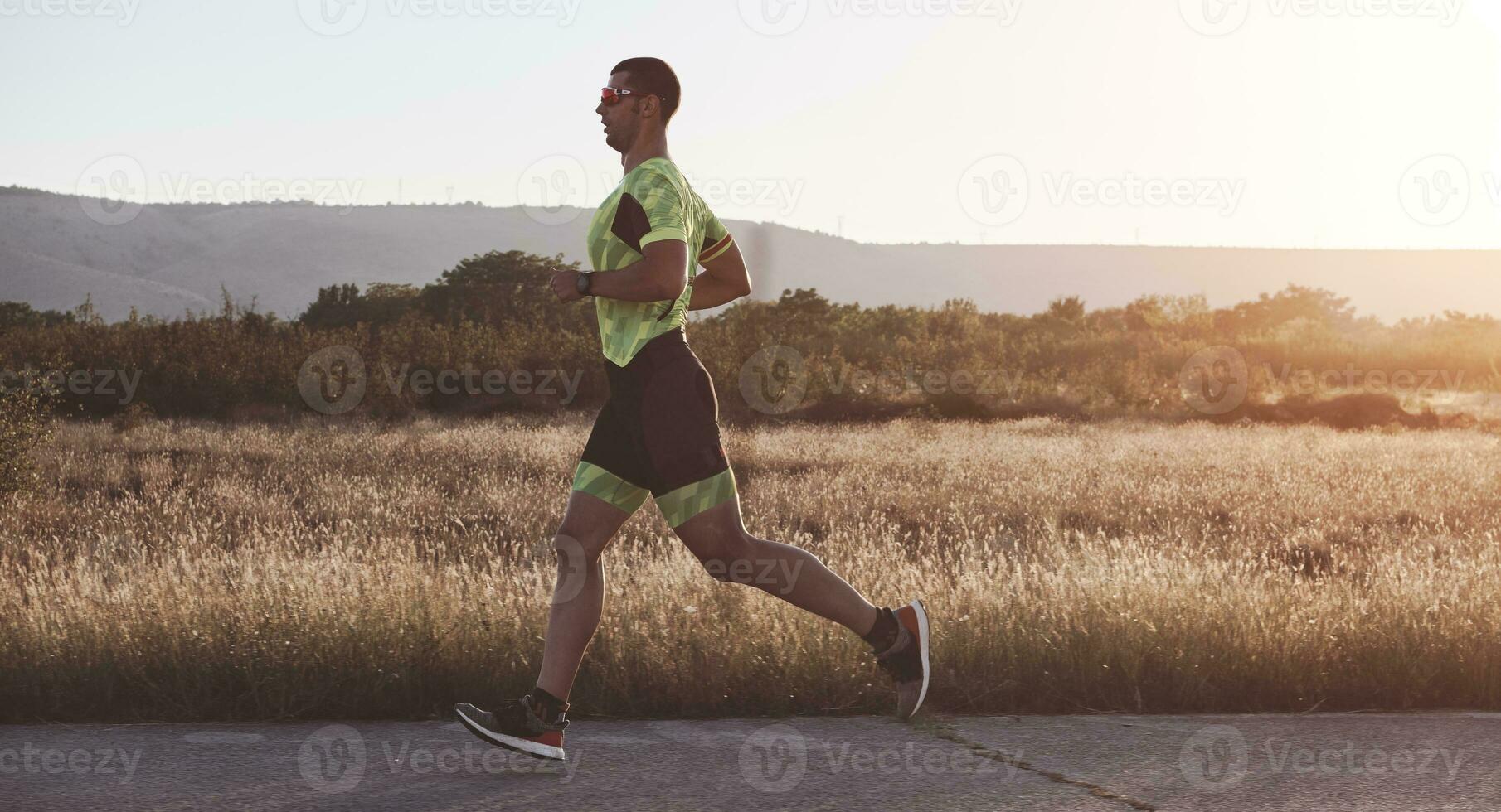 atleta de triatlón corriendo en el entrenamiento matutino foto