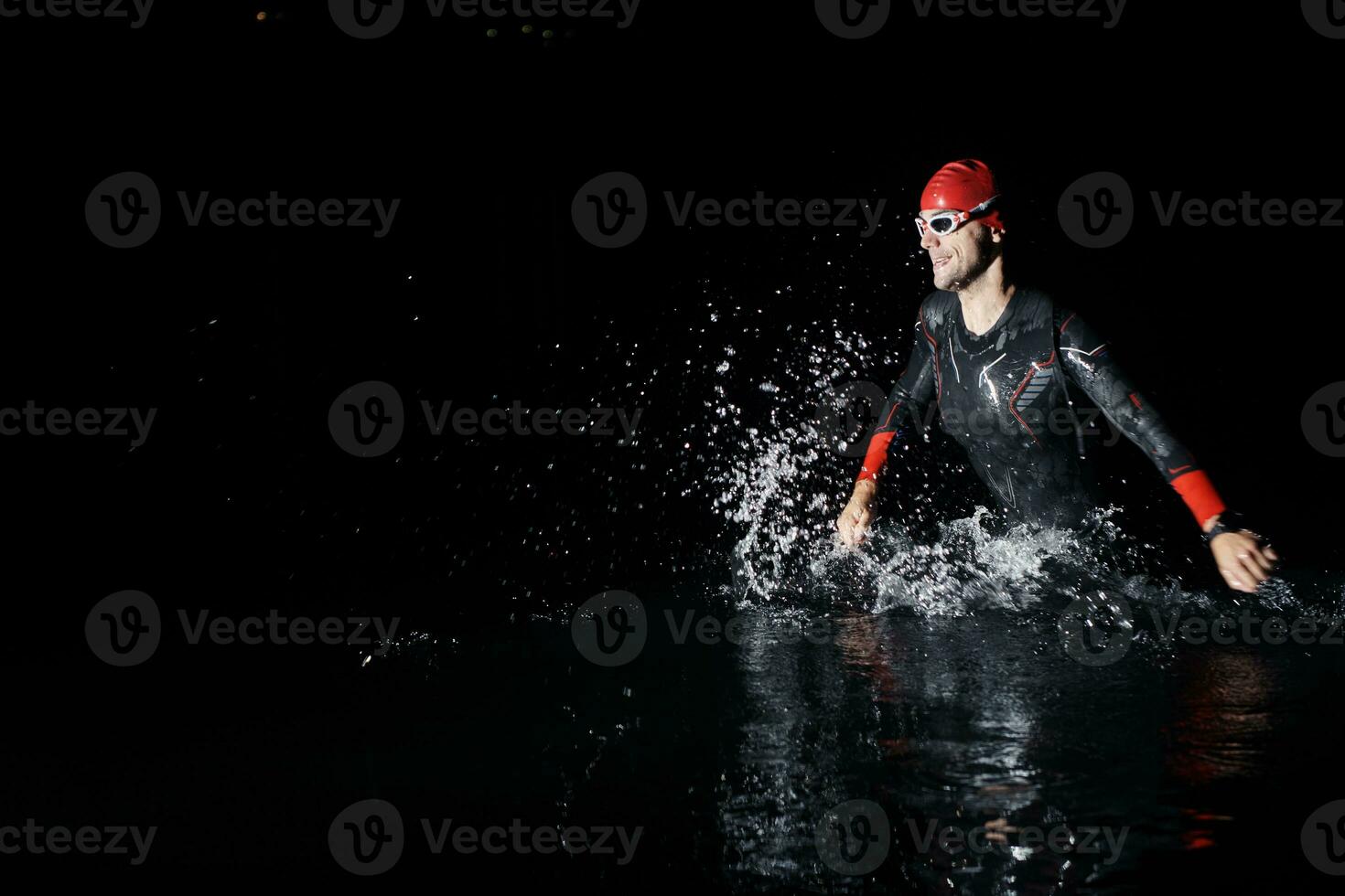 triatlón atleta refinamiento nadando formación a oscuro noche foto