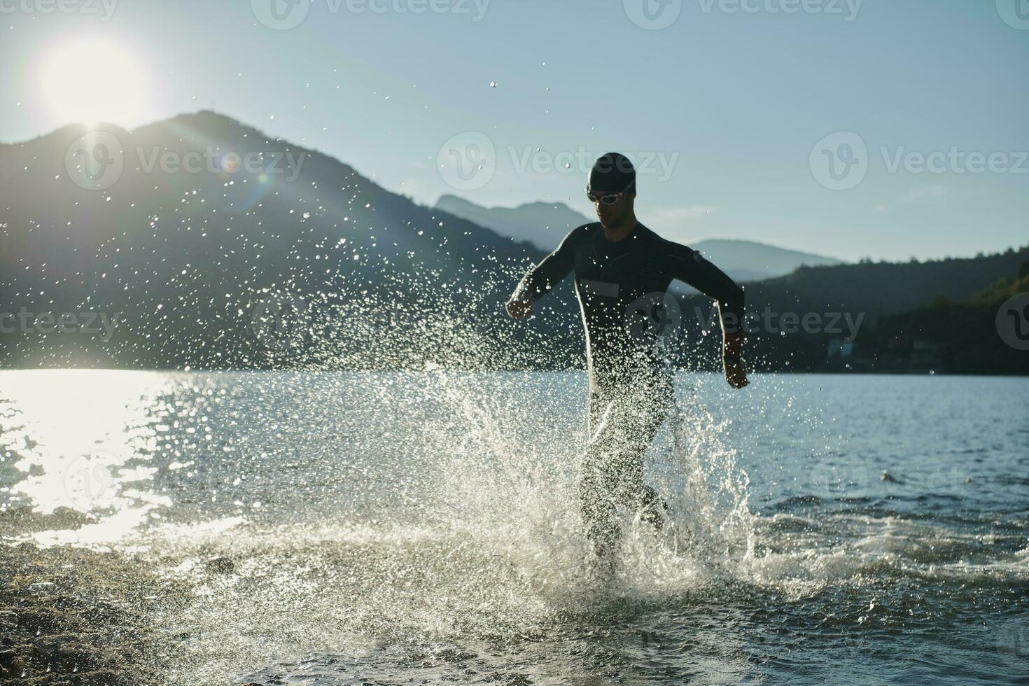 atleta de triatlón comenzando a nadar en el lago foto