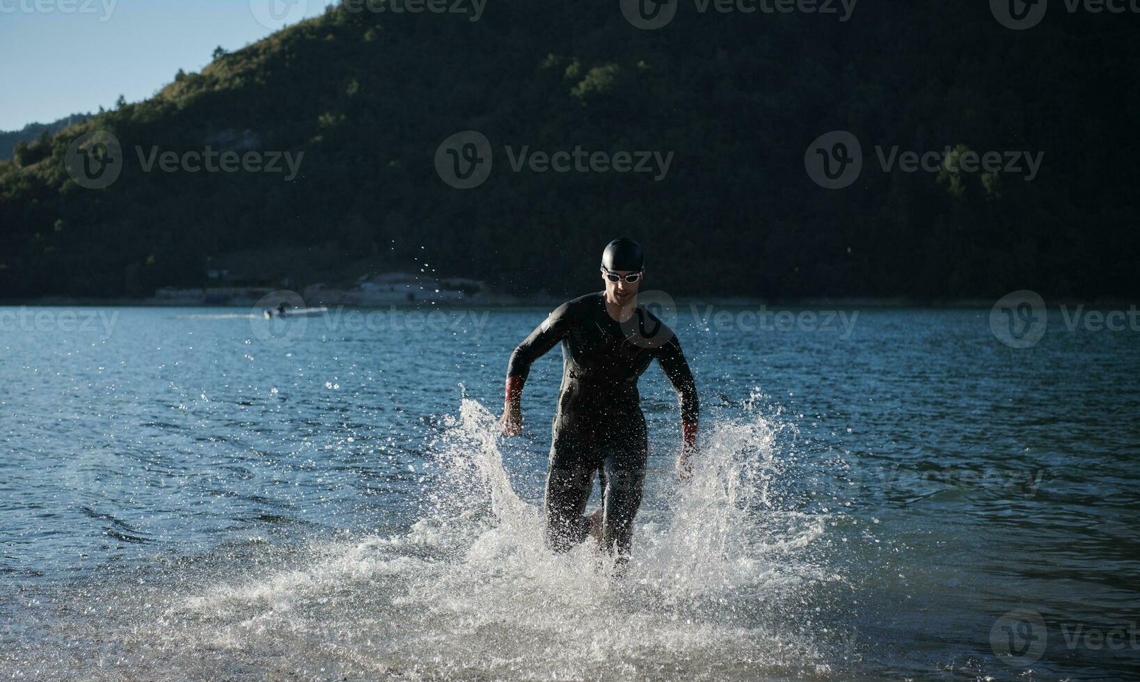 atleta de triatlón comenzando a nadar en el lago foto