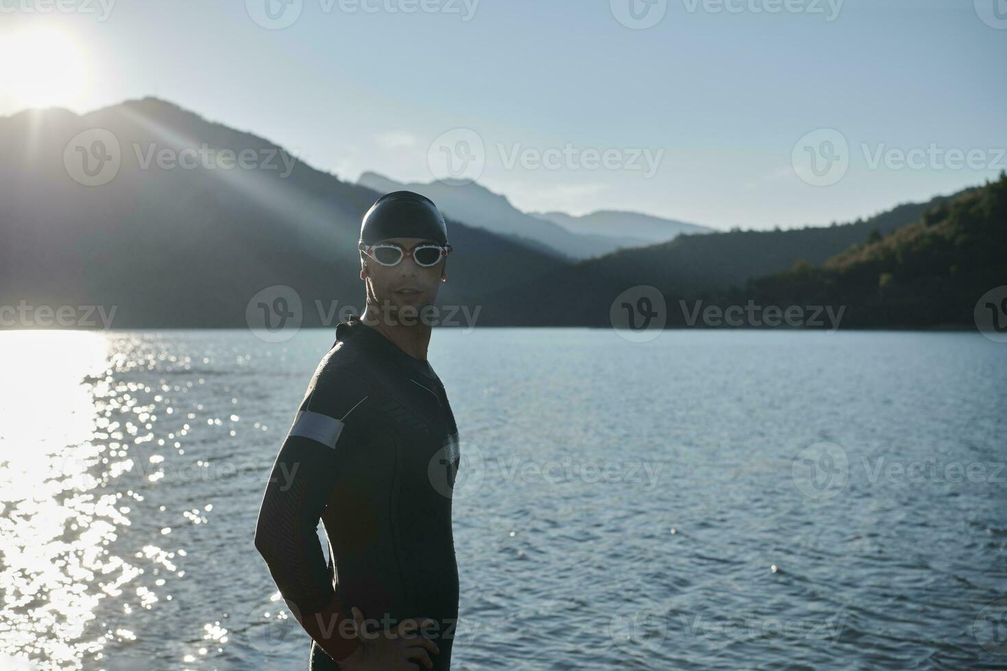 atleta de triatlón comenzando a nadar en el lago foto