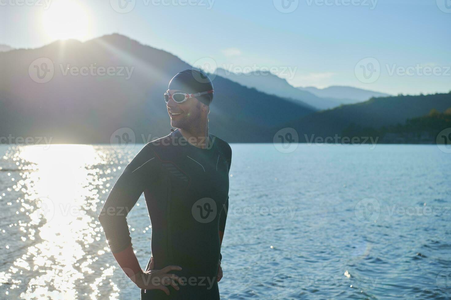 atleta de triatlón comenzando a nadar en el lago foto