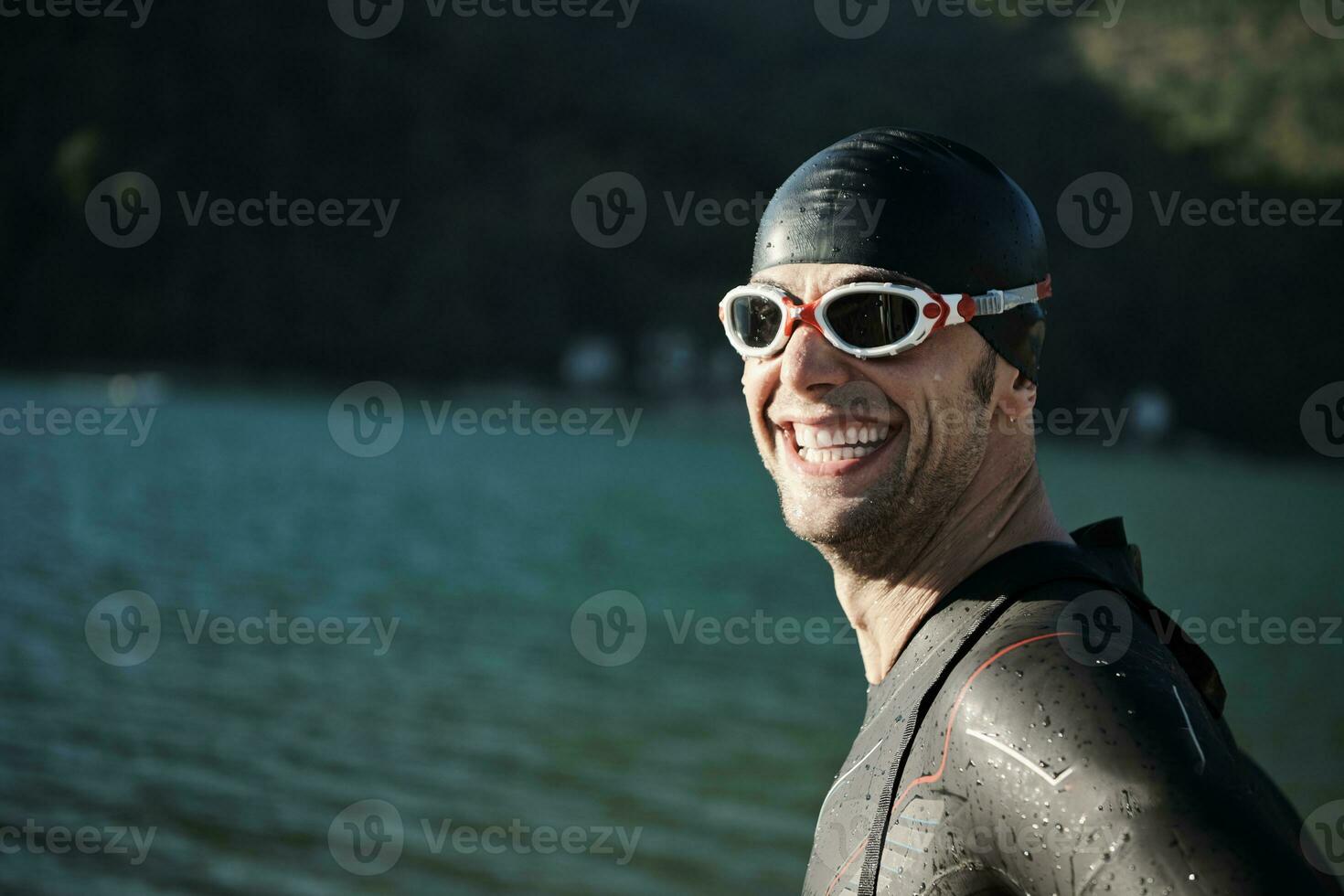 atleta de triatlón comenzando a nadar en el lago foto