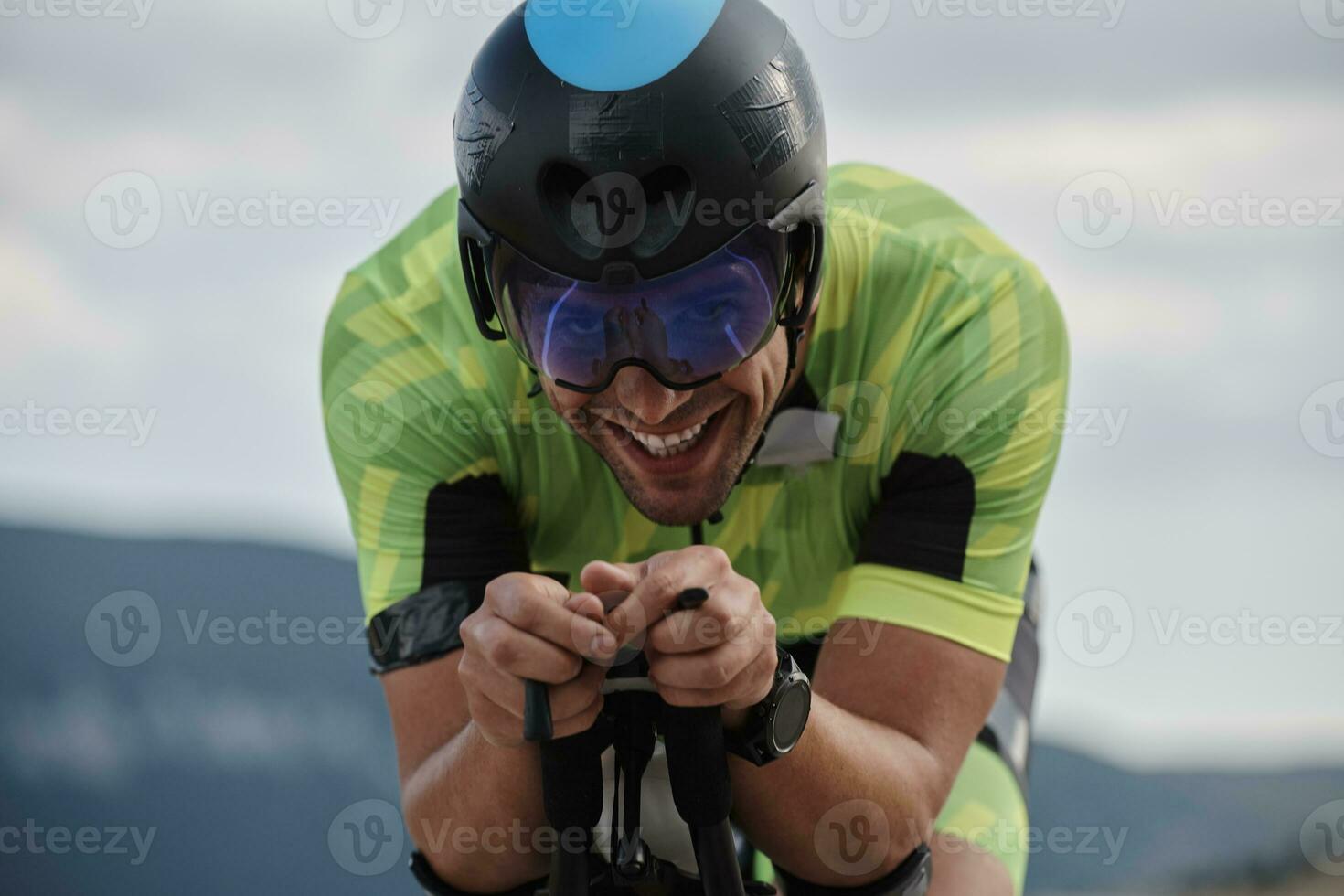 atleta de triatlón montando bicicleta foto