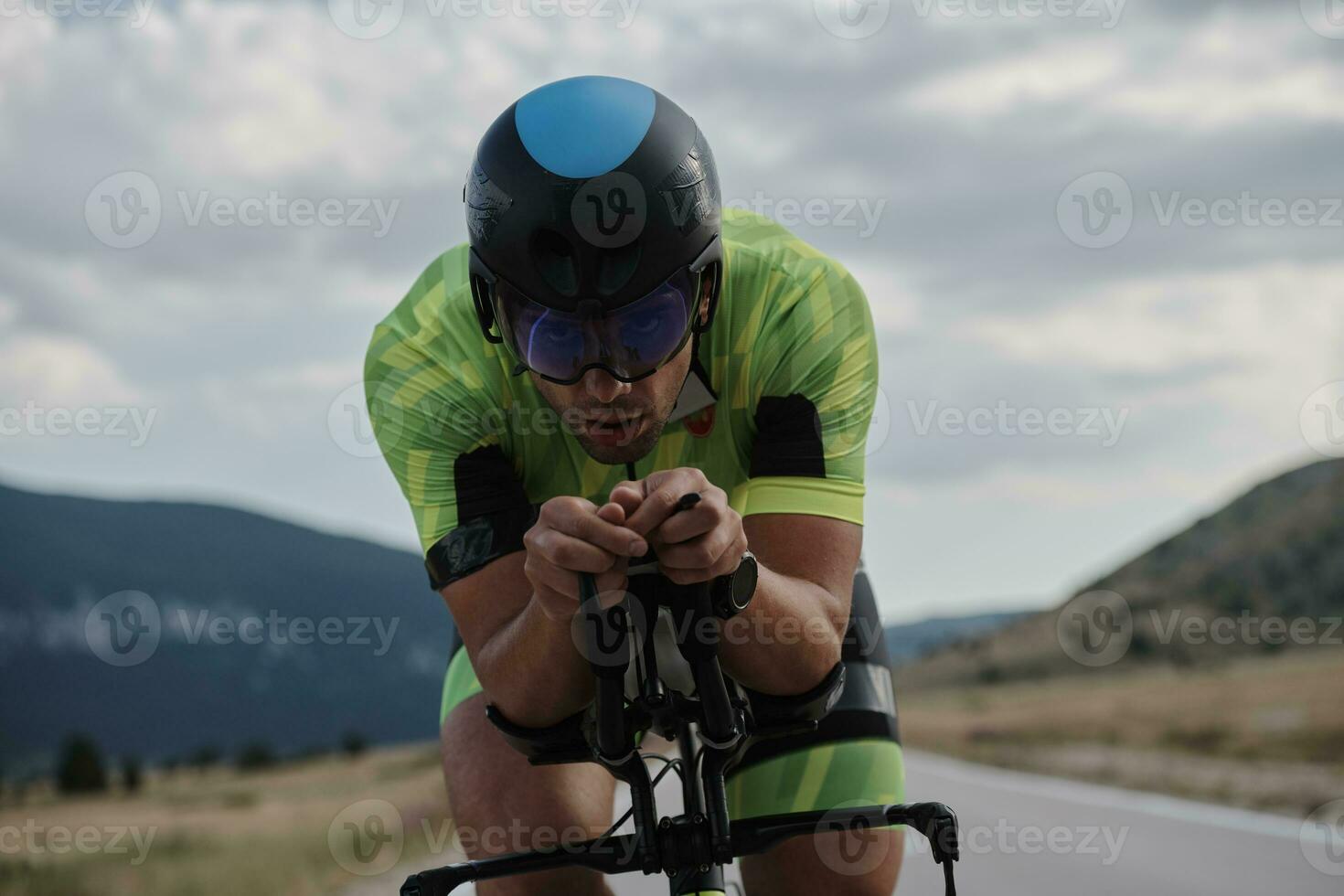 atleta de triatlón montando bicicleta foto