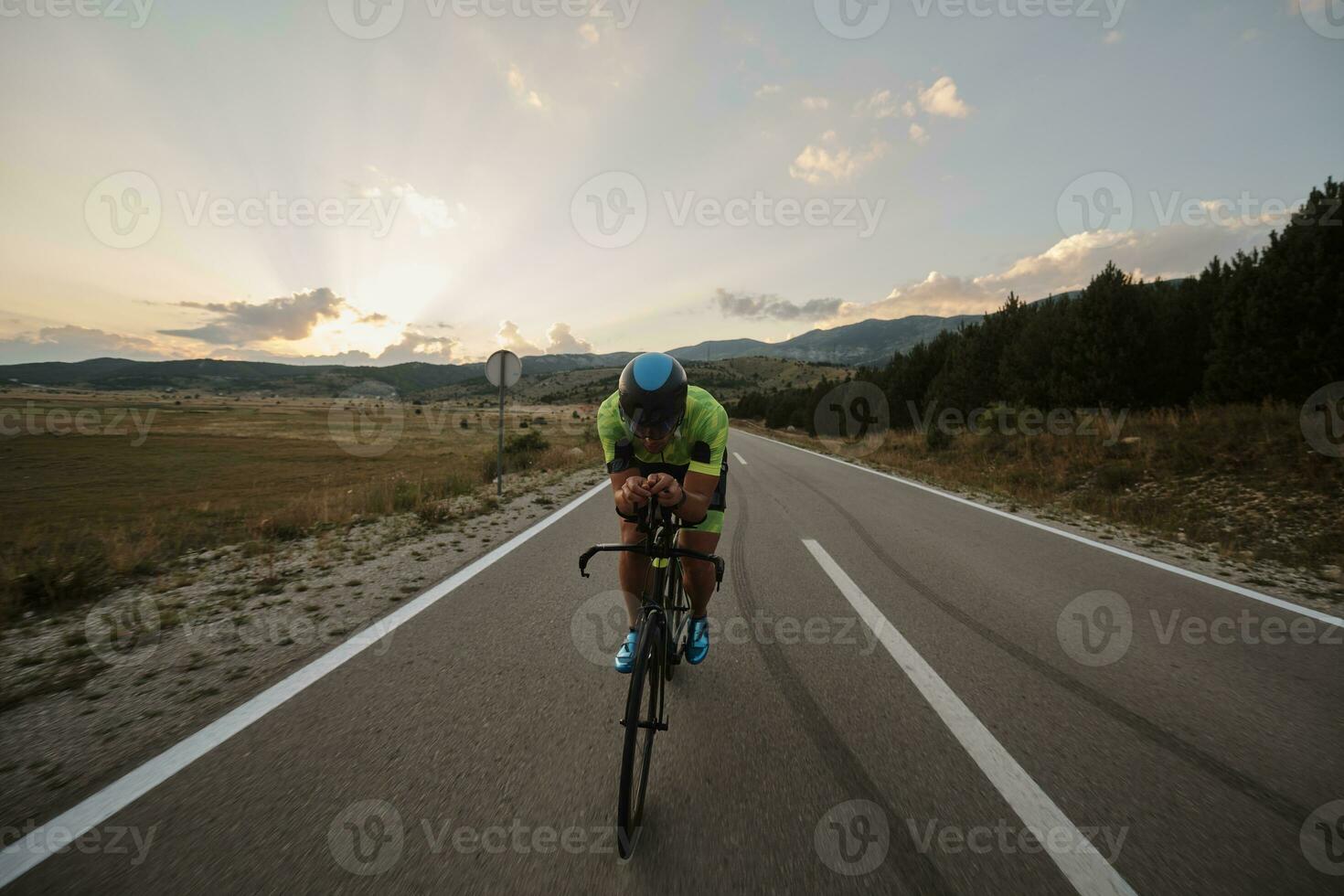 atleta de triatlón montando bicicleta foto