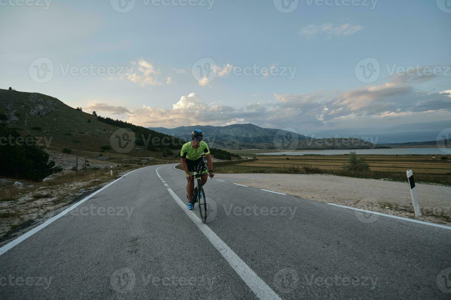 atleta de triatlón montando bicicleta foto