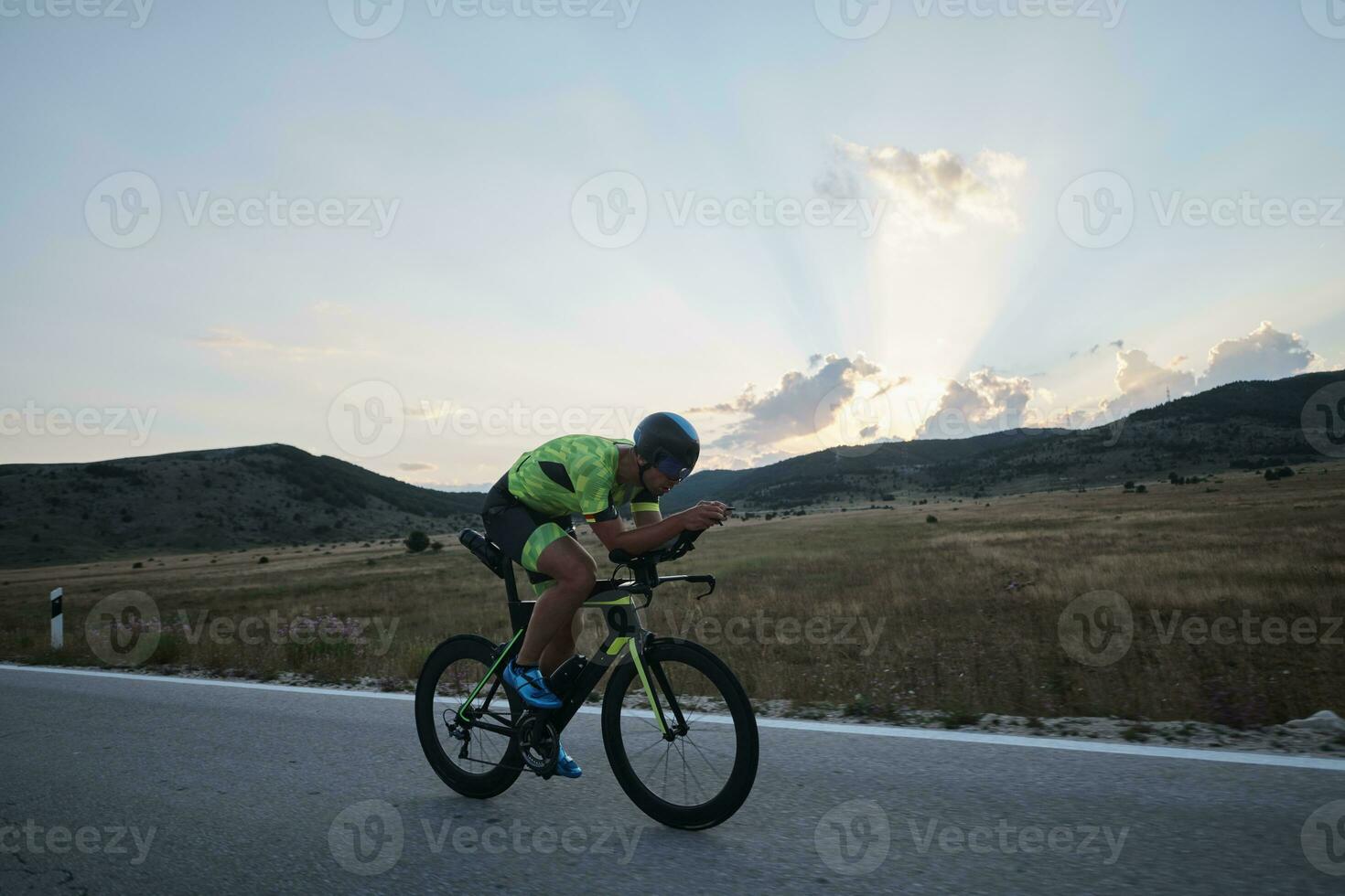 atleta de triatlón montando bicicleta foto