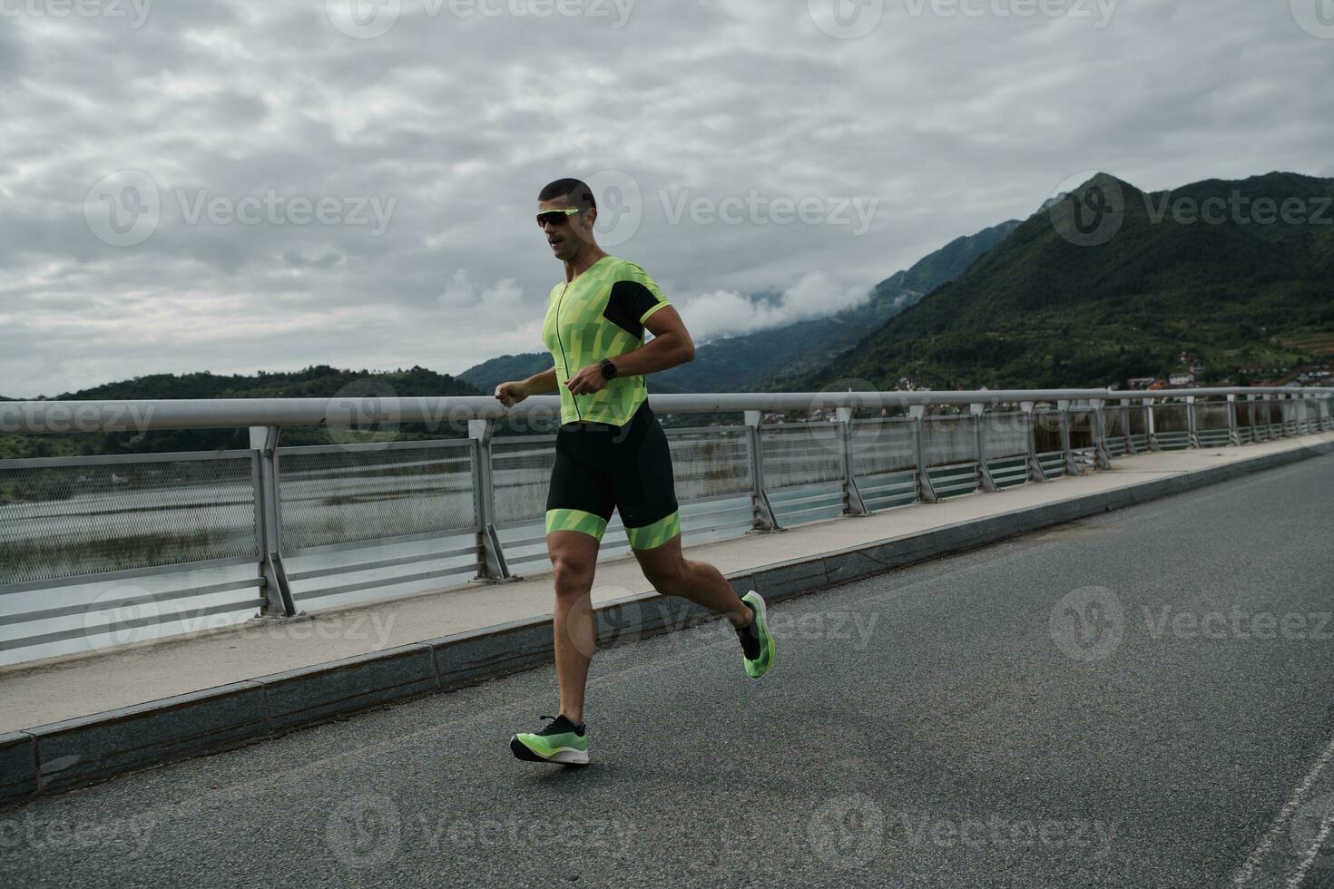 atleta de triatlón corriendo en la calle foto