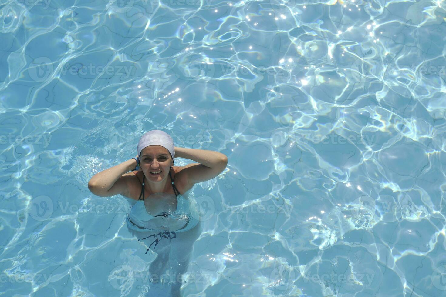 mujer relajarse en la piscina foto