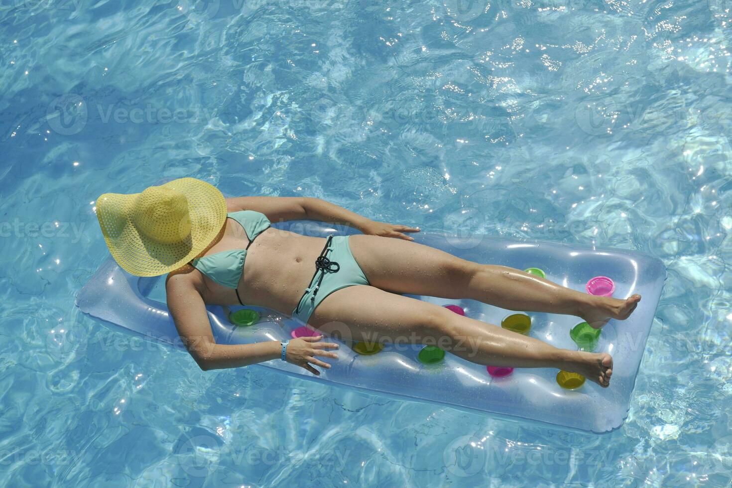 mujer relajarse en la piscina foto