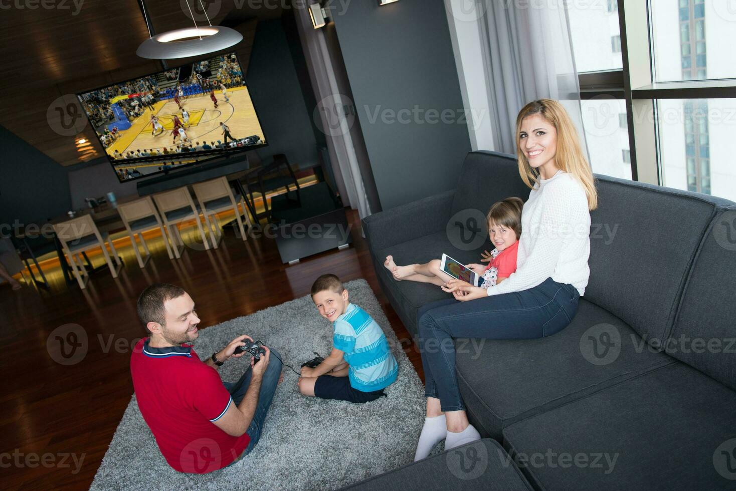 contento familia jugando un baloncesto vídeo juego foto