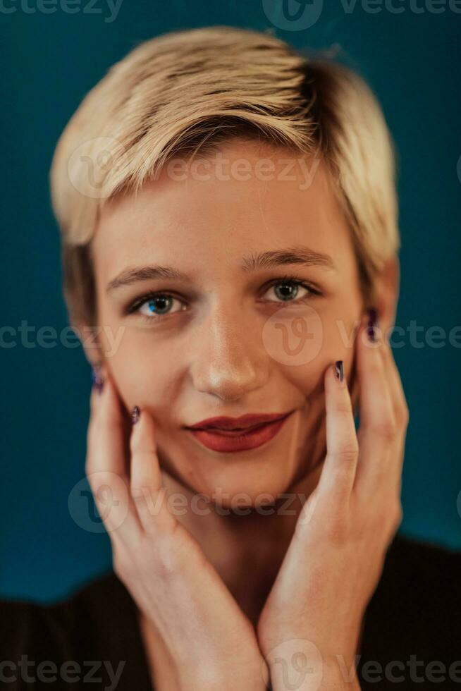 foto hermosa mujer de negocios, exitoso confidente joven mujer posando con manos en rostro. selectivo atención