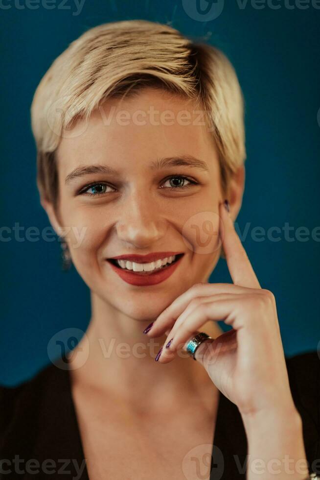 foto hermosa mujer de negocios, exitoso confidente joven mujer posando con manos en rostro. selectivo atención