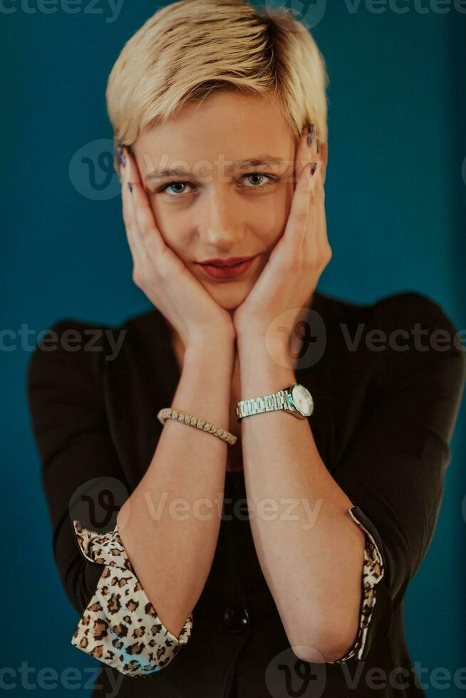 Photo Beautiful businesswoman, successful confident young woman posing with hands on face. Selective focus