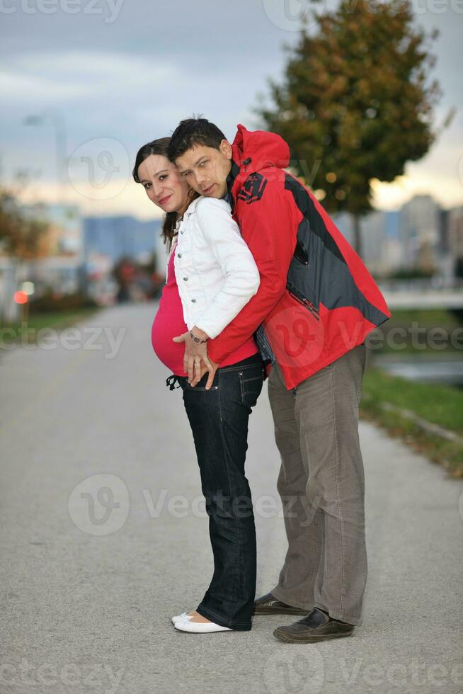 pareja feliz al aire libre foto