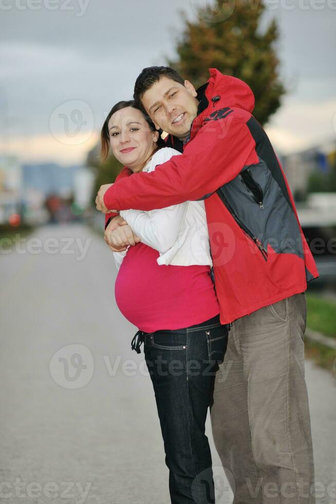 pareja feliz al aire libre foto