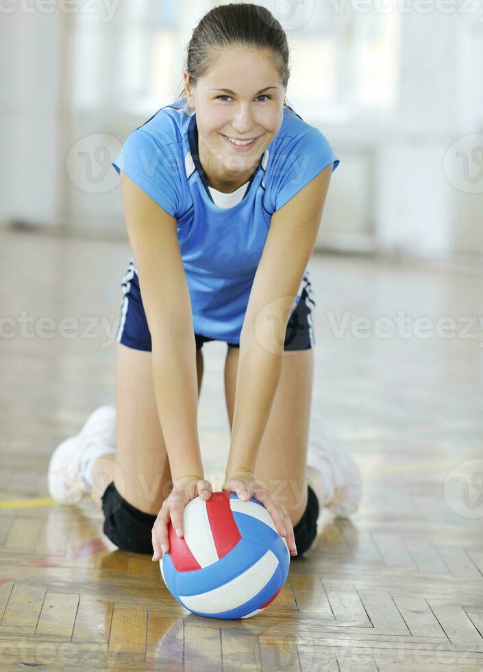 niñas jugando voleibol juego de interior foto