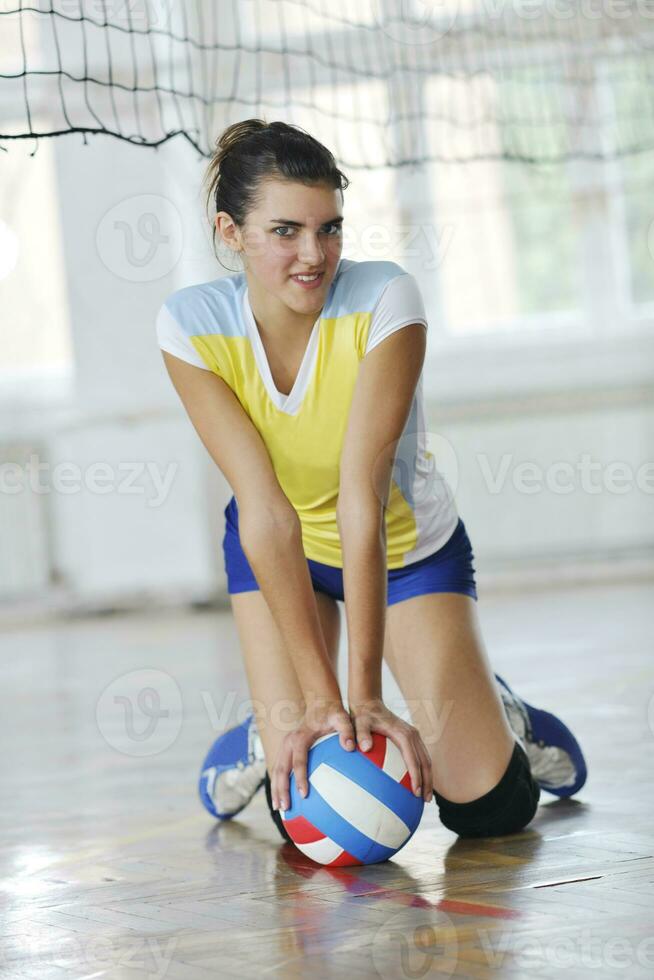 niñas jugando voleibol juego de interior foto