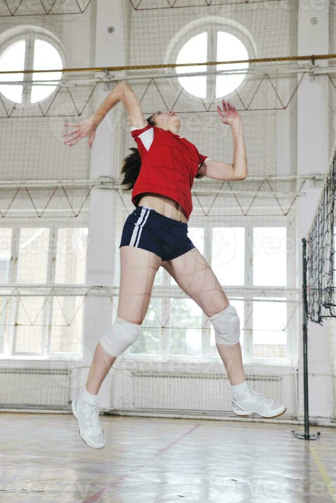 niñas jugando voleibol juego de interior foto