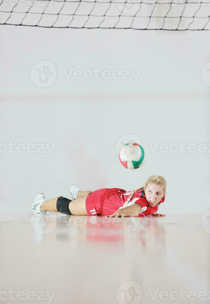 niña jugando al juego de voleibol foto