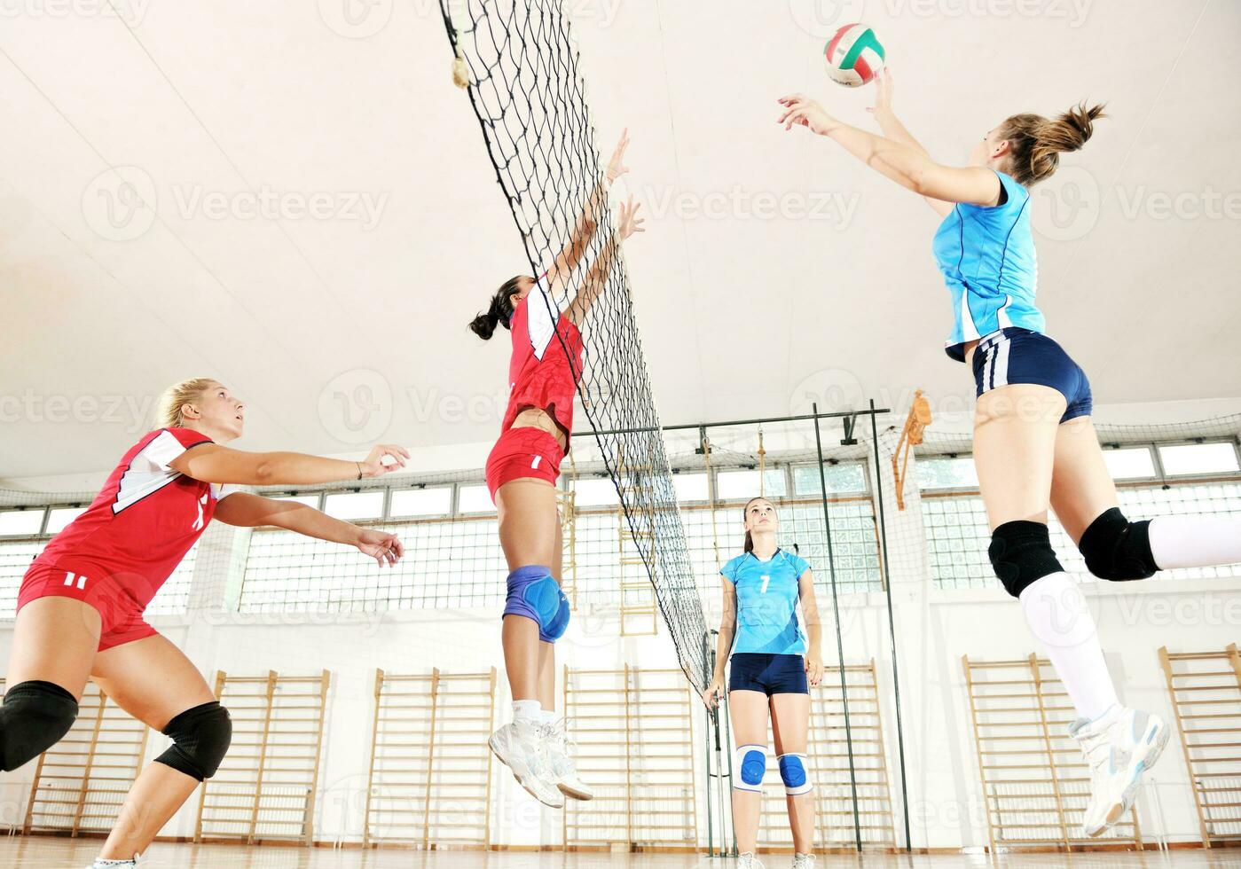 niñas jugando voleibol juego de interior foto