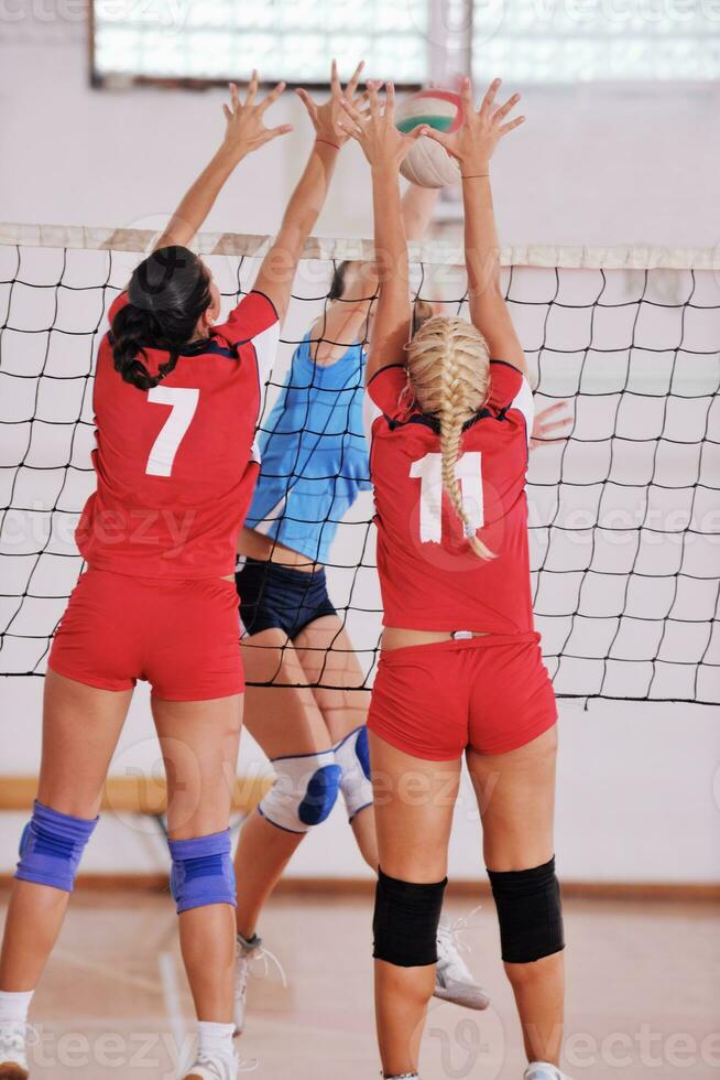 niñas jugando voleibol juego de interior foto