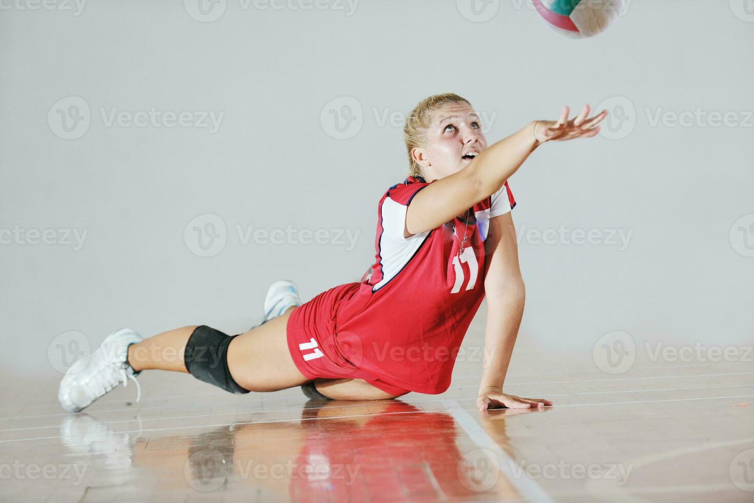 niña jugando al juego de voleibol foto