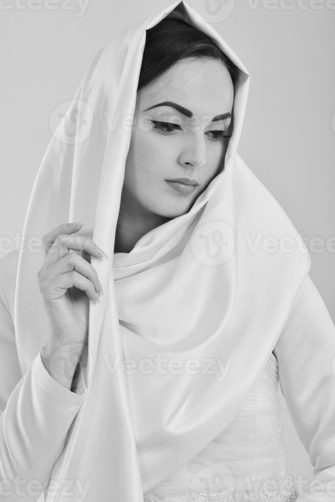 beautiful bride in black and white photo