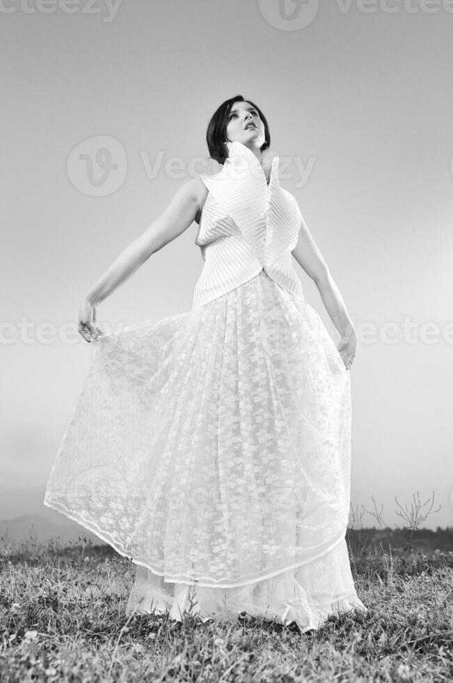 hermosa novia al aire libre después de la ceremonia de boda foto