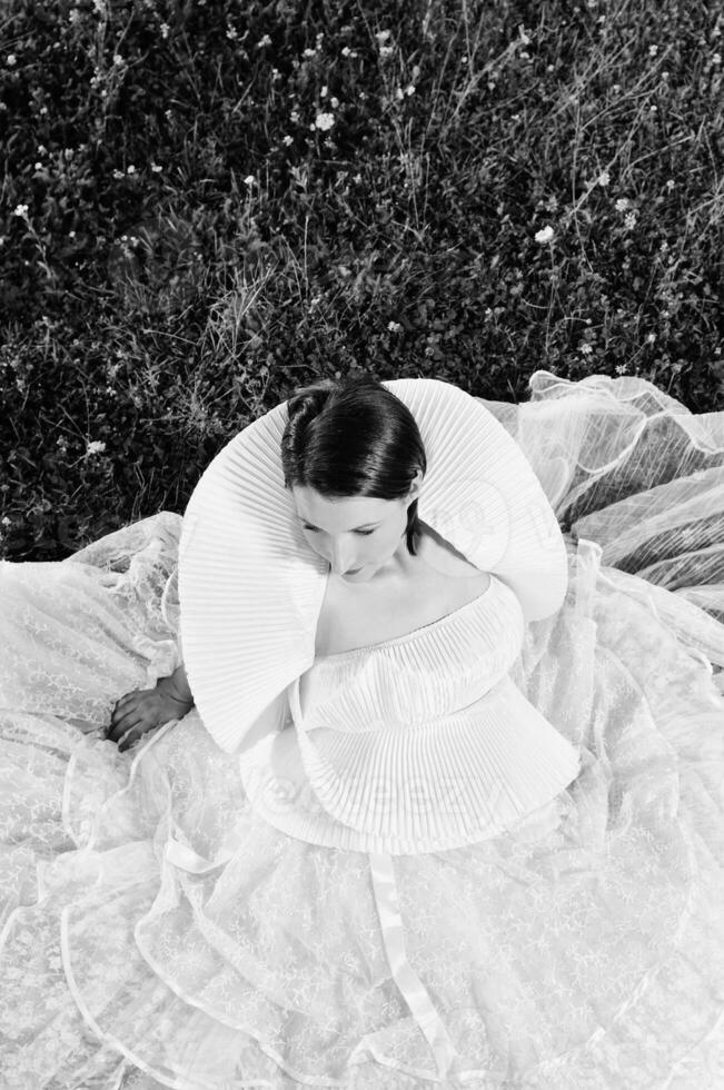 hermosa novia al aire libre después de la ceremonia de boda foto