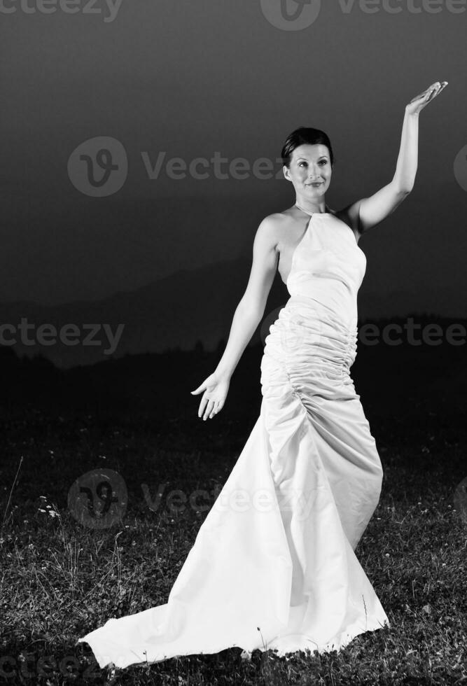 hermosa novia al aire libre después de la ceremonia de boda foto