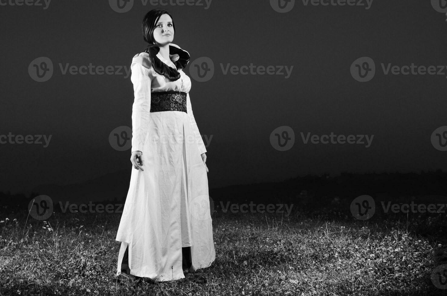 hermosa novia al aire libre después de la ceremonia de boda foto