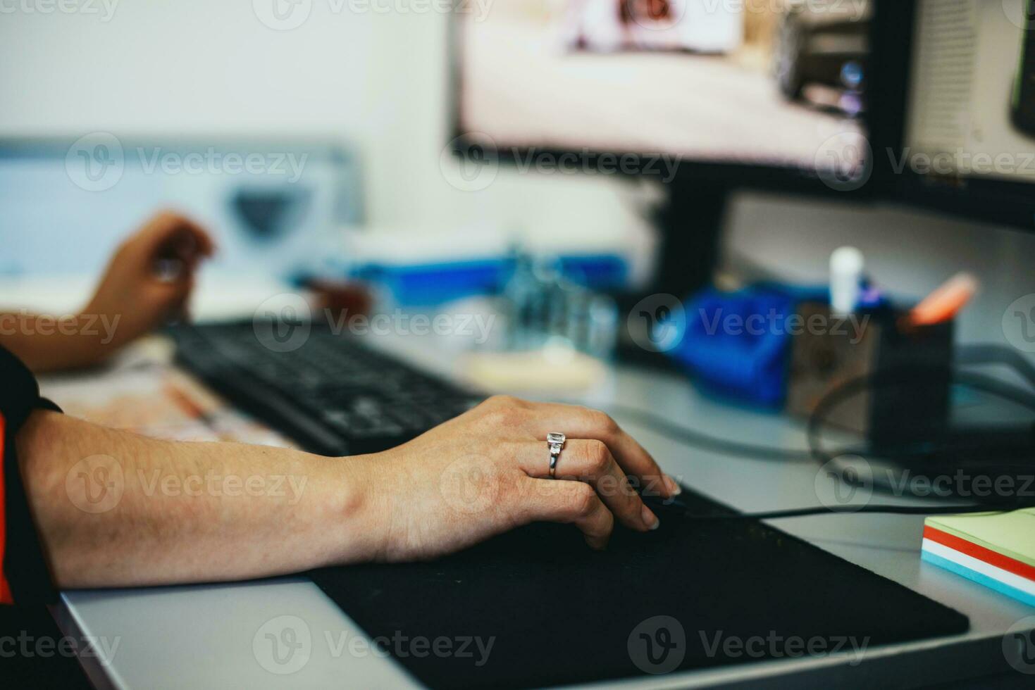 Cerca de las manos de una mujer de negocios escribiendo en una computadora en una oficina de inicio moderna foto