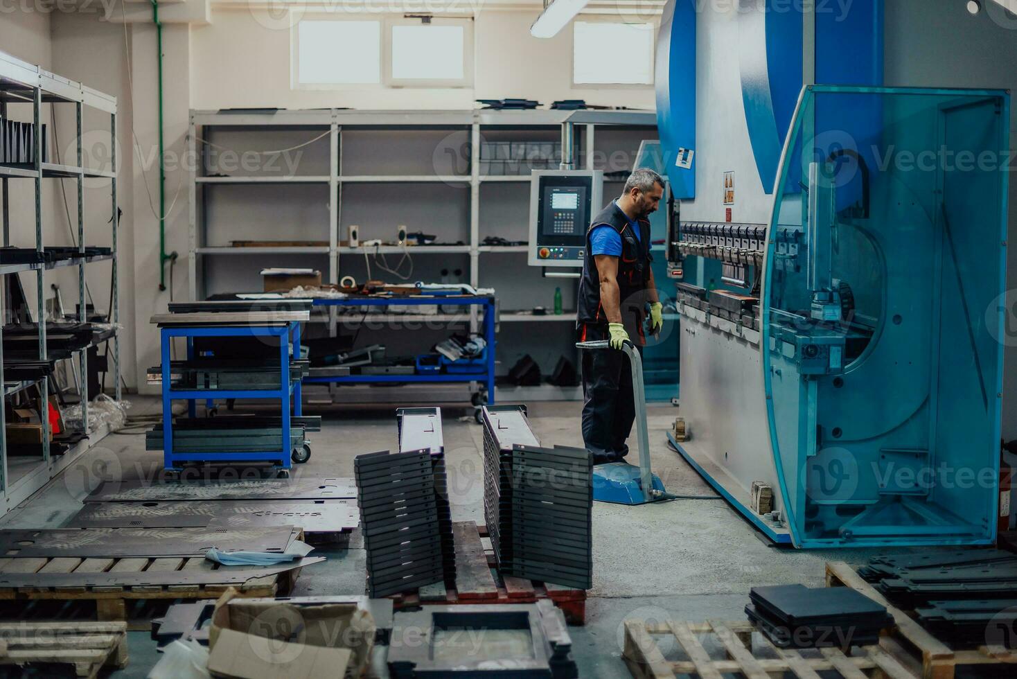 un trabajador o ingeniero de fábrica inteligente fabrica máquinas en un taller de producción. el concepto de industria e ingeniería. enfoque selectivo foto