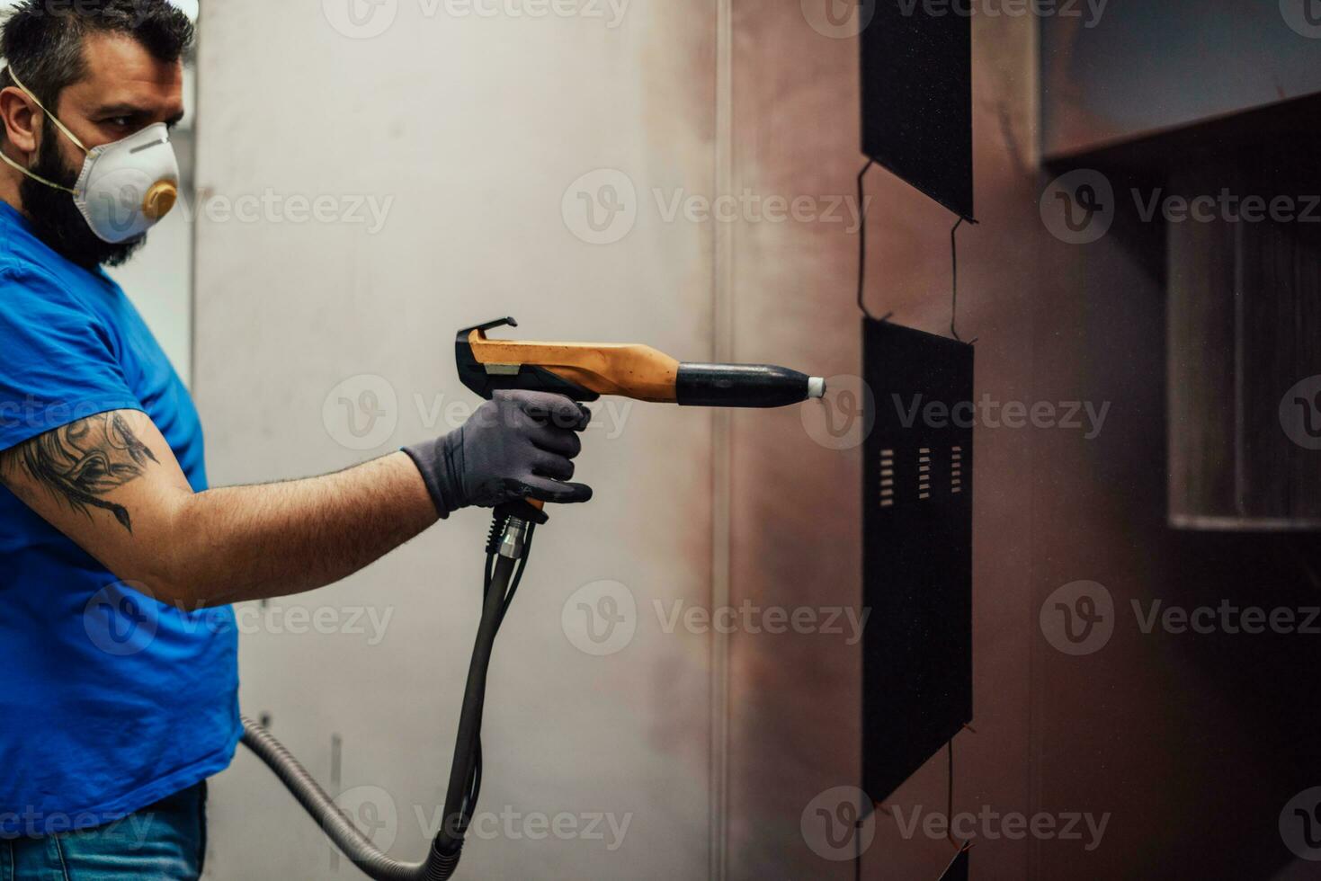 el pintor pinta el elemento hierro. piezas de pintura industrial. diseños metálicos foto